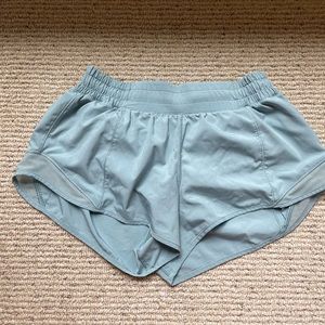 Lulu Lemon Hotty Hot Low-Rise Lined Short 2.5” Size 6